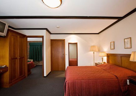 Mick O'Shea's Irish Pub And Motel - Hotel NSW 2