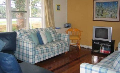 Calm Waters Waterfront Cottages - Hotel NSW 3