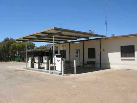 Silverland Caravan Park - Hotel NSW 2