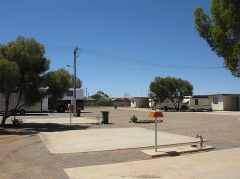 Silverland Caravan Park - Hotel NSW 3