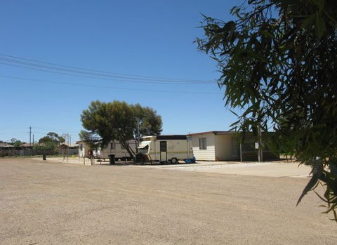 Silverland Caravan Park - Hotel NSW 4