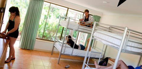 Base Airlie Beach Resort - Hotel NSW 2