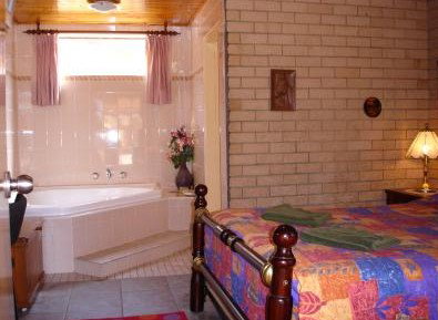 Lake Front Motel - Hotel NSW 4