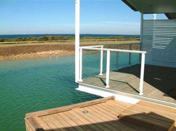 Caves Beachside Hotel - Hotel NSW 2