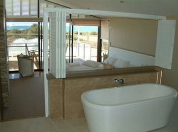 Caves Beachside Hotel - Hotel NSW 7
