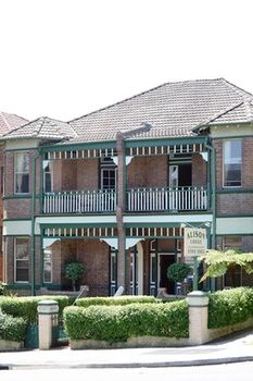 Alison Lodge - Hotel NSW 4
