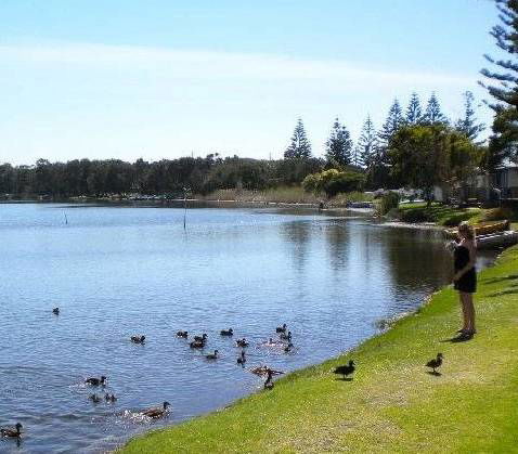 Two Shores Holiday Village - Hotel NSW 2