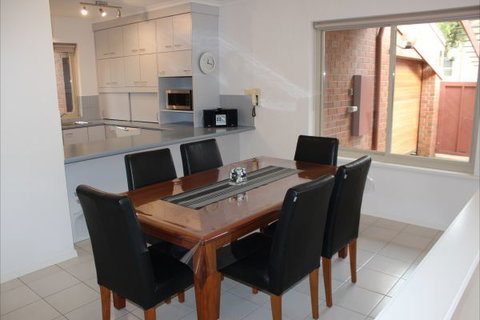 Adelaide Serviced Accommodation - Childers House - Hotel NSW 2