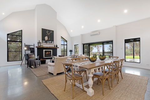 Barefoot At Broke - Hotel NSW 0