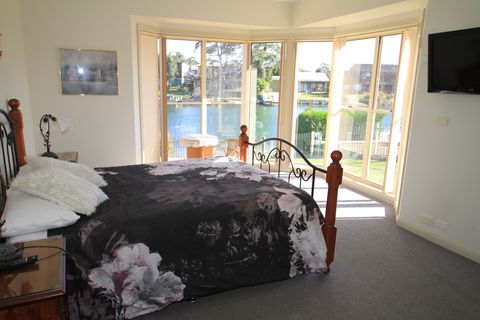Cormorant Waterfront Home - Hotel NSW 1