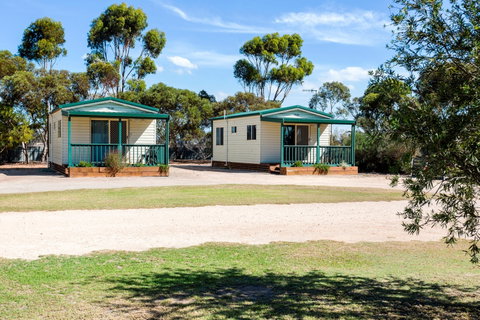 Cummins Caravan & Cabin Park - Hotel NSW 2