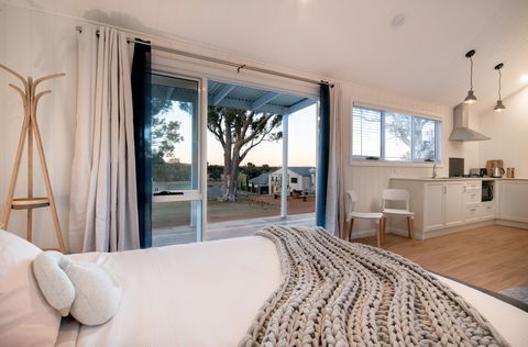 Tallagandra Hill Winery Accommodation - Hotel NSW 1