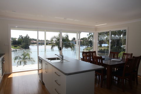 Waterfront Holiday Home - Hotel NSW 1