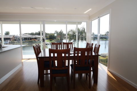 Waterfront Holiday Home - Hotel NSW 2