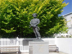 Alexander Cameron Statue - Hotel NSW 0