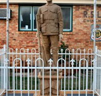 Soldier Statue Memorial Chinchilla - Hotel NSW