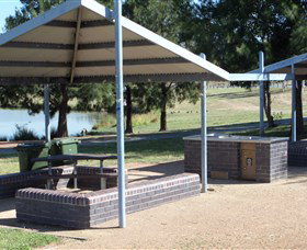 Point Hut Pond Park - Hotel NSW 4
