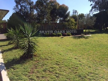 Silver Oaks Motel - Hotel NSW 2
