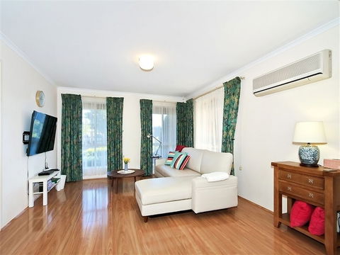 Moana Magic - Hotel NSW 1