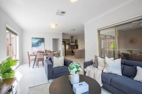 72 Officer - Hotel NSW 6