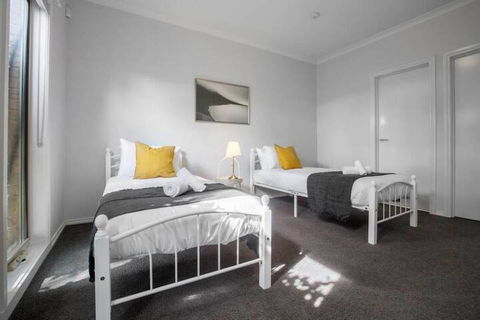 72 Officer - Hotel NSW 3