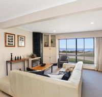 Right on the Beach at Moana - Hotel NSW