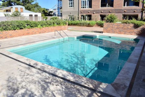 Cosy Newtown Studio Apartment With Swimming Pool - Hotel NSW 2