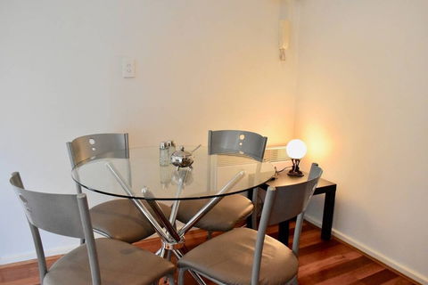 Cosy 1 Bedroom Apartment In Trendy Northcote - Hotel NSW 6