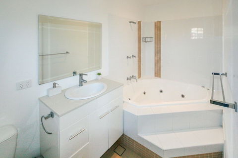 Khione 6 - Modern 2 Bedroom Townhouse - Hotel NSW 4