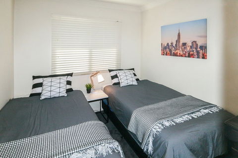 Khione 6 - Modern 2 Bedroom Townhouse - Hotel NSW 1