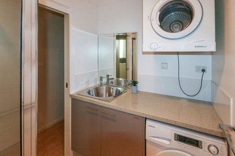 Khione 6 - Modern 2 Bedroom Townhouse - Hotel NSW 3