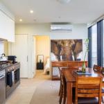 ON TOP Of THE WORLD BEST VIEWS In MELBOURNE !! - Hotel NSW 0