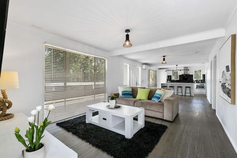 Beauty AND THE Peace - Inlet Side - Hotel NSW 1