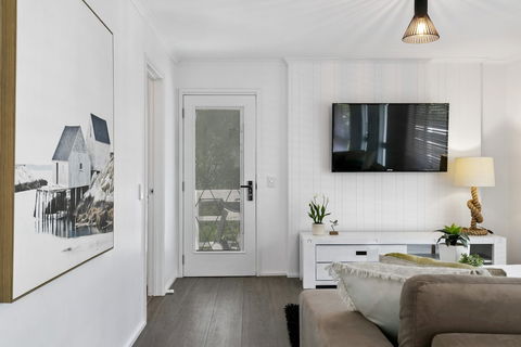 Beauty AND THE Peace - Inlet Side - Hotel NSW 2