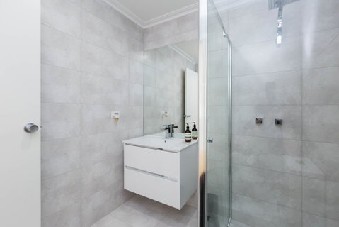 ROLAND, 1BDR Melbourne Apartment - Hotel NSW 6
