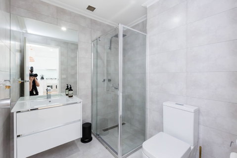 ROLAND, 1BDR Melbourne Apartment - Hotel NSW 5