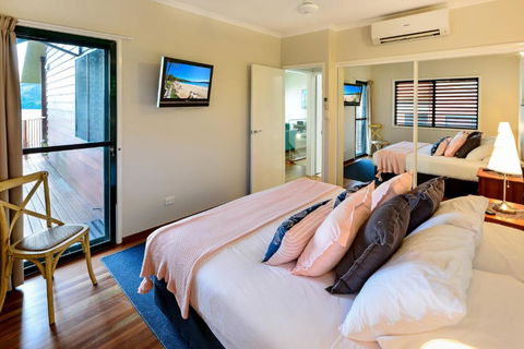 NEWLY BEAUTFULLY RENOVATED 16 The Casuarina 3 Bedroom House With 180 Degree Ocean Views - Hotel NSW 1