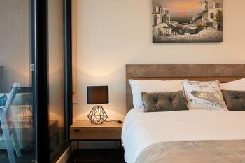 Panoramic Melbourne Views From Stylish Apartment - Hotel NSW 2