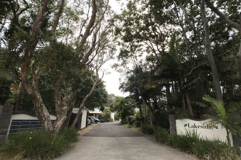 Treetops Lakeside Guesthouse - Hotel NSW 1