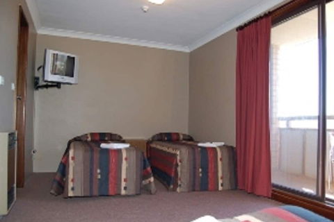 Southern Cross Motor Inn - Hotel NSW 3