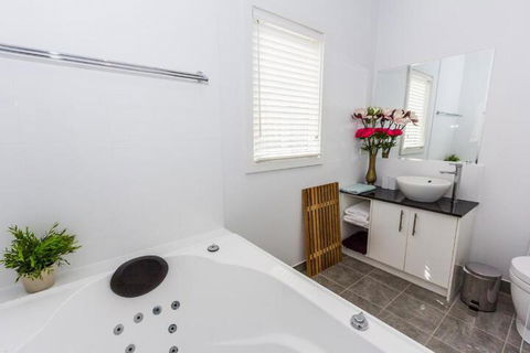 Seaside Spa Retreat - Hotel NSW 4