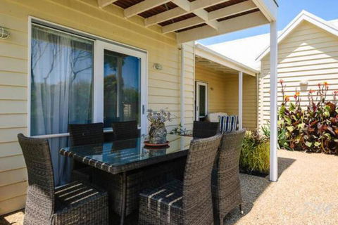 Seaside Spa Retreat - Hotel NSW 3