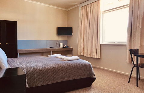 Highway One Ceduna - Hotel NSW 4