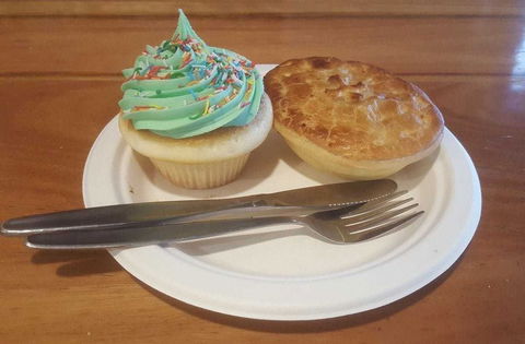 Heatherbrae's Pies - Hotel NSW 0