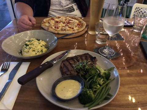 White Rhino Bar & Eats - Hotel NSW 0