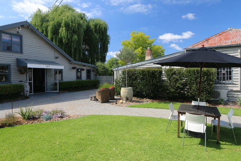 Grumpy And Sweethearts - Hotel NSW 1