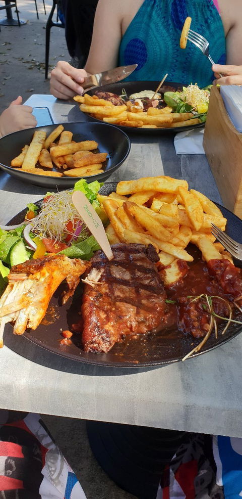 Sueâ€™s Bar And Grill - Hotel NSW 4