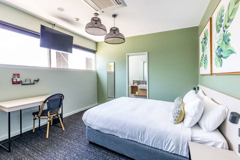Nightcap at Commercial Hotel - Hotel NSW 1