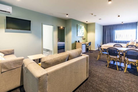 Nightcap at Commercial Hotel - Hotel NSW 4