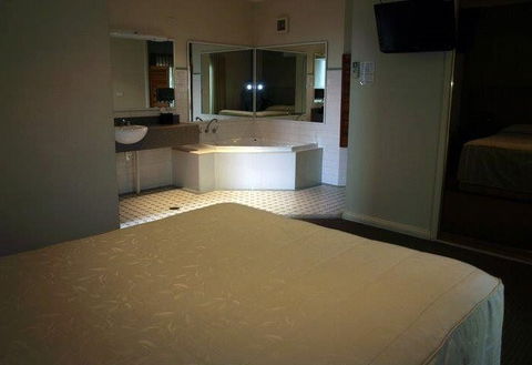 Francis Phillip Motor Inn & The Lodge - Hotel NSW 2